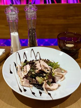 Салат з печеного буряка, індички з чорносливом (230г)