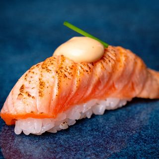 Nigiri sake scottato