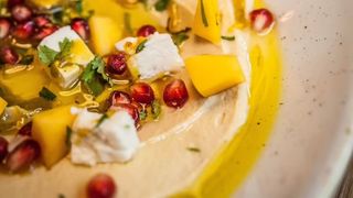 Hummus pikantny z serem feta i świeżym mango