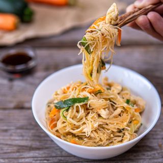 Capellini di riso con verdure e uova