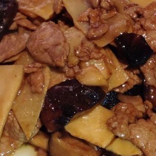 Cerdo con bambú y setas chinas