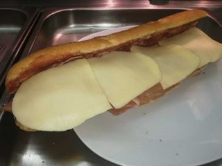 Bocadillo Queso y Jamón Serrano