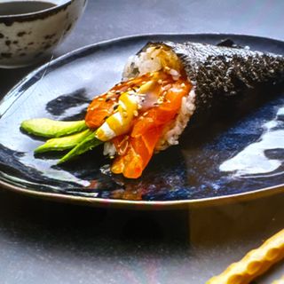 44. Temaki Salmón (1 Pza.)