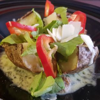 Cartof Gigant la Cuptor cu branza, ton & salata