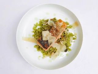 Стейк форелі з пастою орзо (390г)