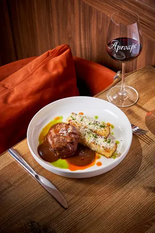 Filet mignon cu sos bordelaise din vin Aproape și gratin de cartofi