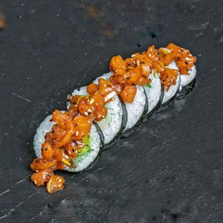 Futomaki tatar z łososia cała rolka w tempurze 