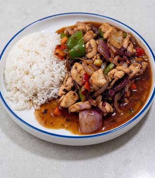 1025 Pirinač sa piletinom i crnim lukom 540g洋葱鸡肉盖饭