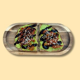 Avocado toast pomodori