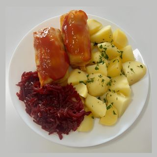 Gołąbki z ziemniakami i surówką