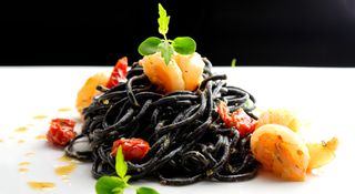 Tagliolini al nero di seppia con ragù di mare