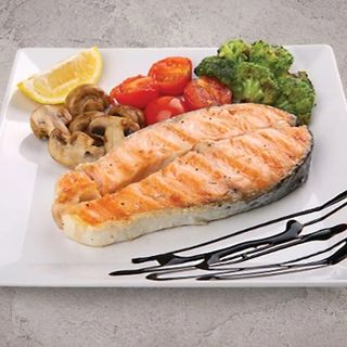 Стейк из семги на гриле с рисом 