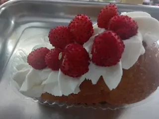 Baba con panna con fragoline 