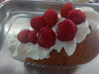 Baba con panna con fragoline 
