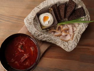 Борщ з яловичими ребрами та копченою сметаною (450/40/80/20/10/40g)