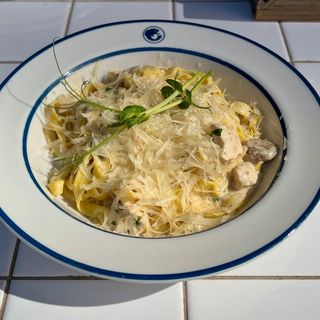 Паста Фетучіні з куркою і грибами у вершковому соусі (350г)