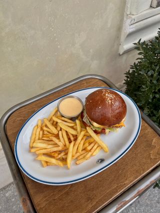 Бургер з куркою та беконом