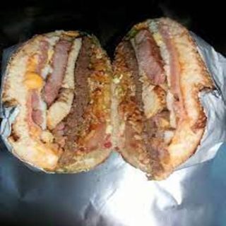 Hamburguesa Monster Burger y papas fritas