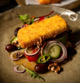 Salată Grecească cu feta prăjită