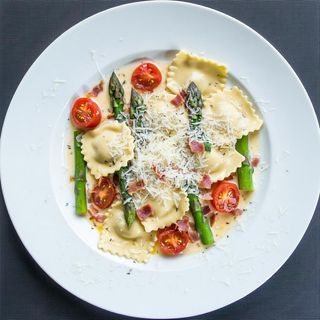Ravioli punte d'asparagi, guanciale amatriciano e pomodorini pachino