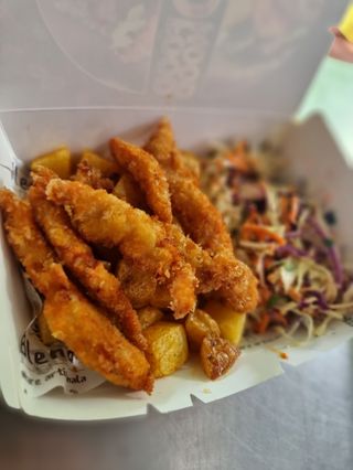 Crispy de pui cu cartofi prăjiți sos tzatiki și salata coleslaw