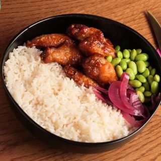 BOL DE POLLO CON ARROZ, EDAMAME Y ALITAS