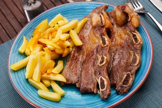 Churrasco De Ternera Con Patatas Y Ensalada