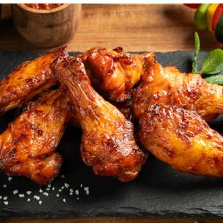 Plato Alitas+patatas+enslada+bebida