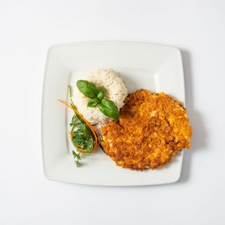 Pierś panierowana, ziemniaki, surówka