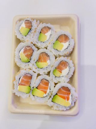 Uramaki De Sésamo Con Salmón y queso fresco 