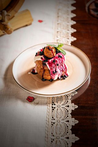 Papanași cu gem și smântână