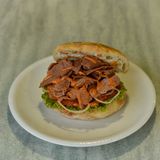 Juneći doner u pecivu