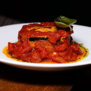 Berenjena a la parmigiana rellena de butifarra