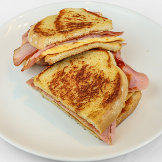 SANDWICH RANCHERO: Jamón york y queso fundido, beicon, tortilla francesa y salsa barbacoa