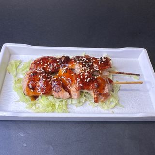 64.  PINCHO DE POLLO A LA PLANCHA —(2U)