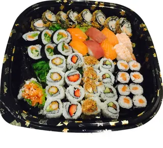 SS21. 46 peças combinadas quentes e frios mais um temaki de salmão 