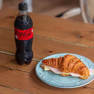 Croissant con pechuga de pavo y queso edam + Coca Cola 