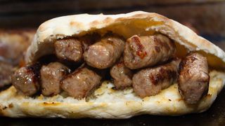 Ćevapi, lepinja i luk
