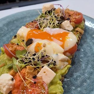 BRUNCH ENXALAO: tostada aguacate y huevo poché + zumo + yogur + croissant