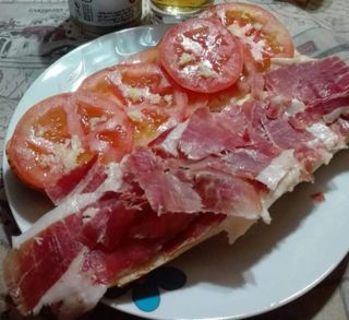Pan Tostado Con Jamón Serrano Y Tomate A Rodajas