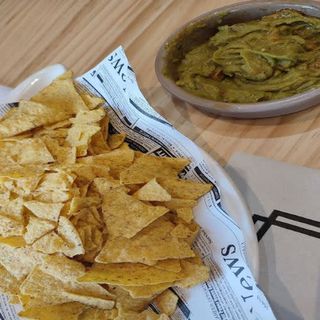 Chip De Maíz Con Guacamole (Ración)
