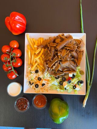 Zam zam special kebab na talerzu z mięsem