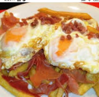 Huevos Rotos Con cecina y rayadura queso