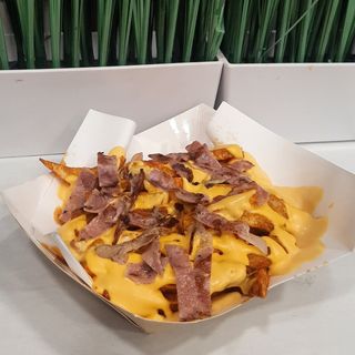 Домашни картофки с чедър сос и бекон (350гр.)