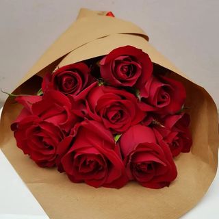 Buchetul zilei din 7 trandafiri rosii