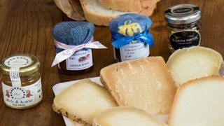 Selezione di formaggi abbinati a miele e confetture