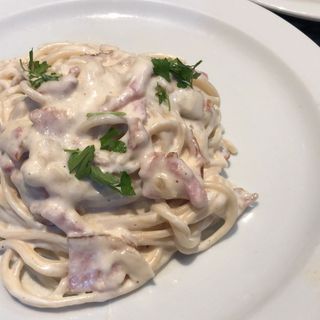 Menu (1) Espaguetis a la carbonara  (2)Calamares a la romana 