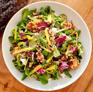 Salată de valeriană, brânză de capră, fistic & vlăstari de popcorn