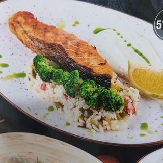 Запеченная семга с рисом и овощами 