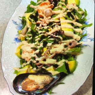 Салат с морепродуктами и авокадо